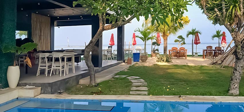 Beachfront lawn and cafe seating at 3 Monkeys Lembongan