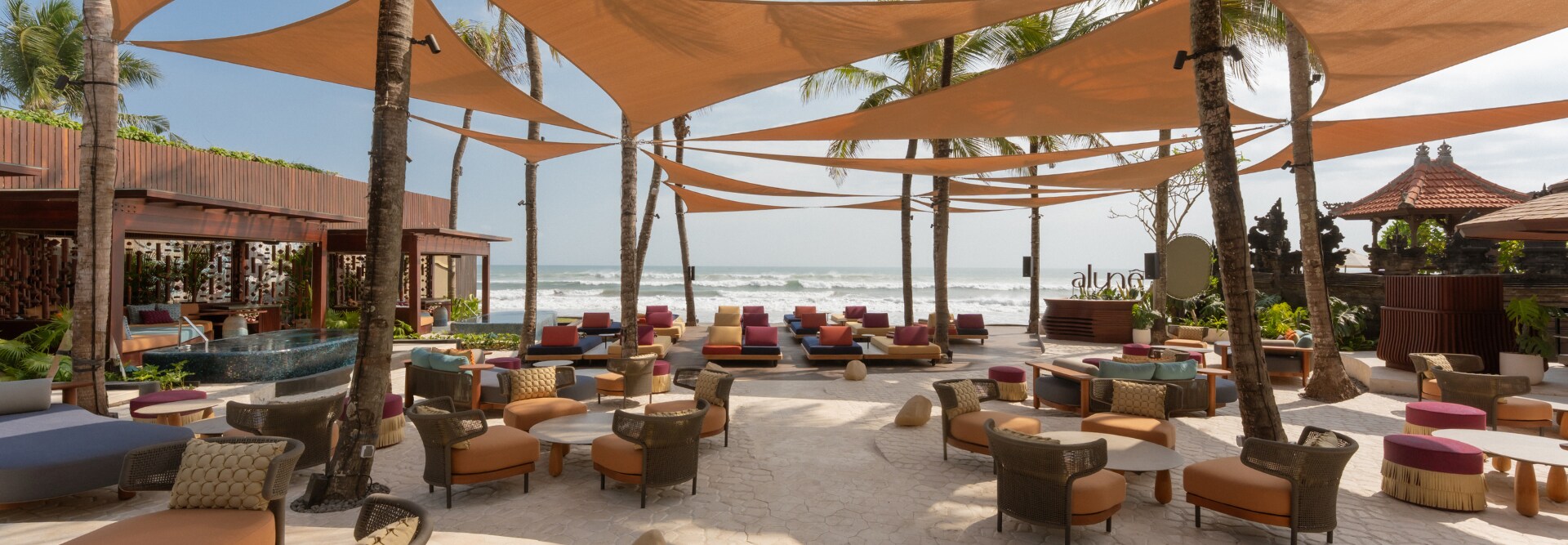 Alunê surrounded by palms (Official image)