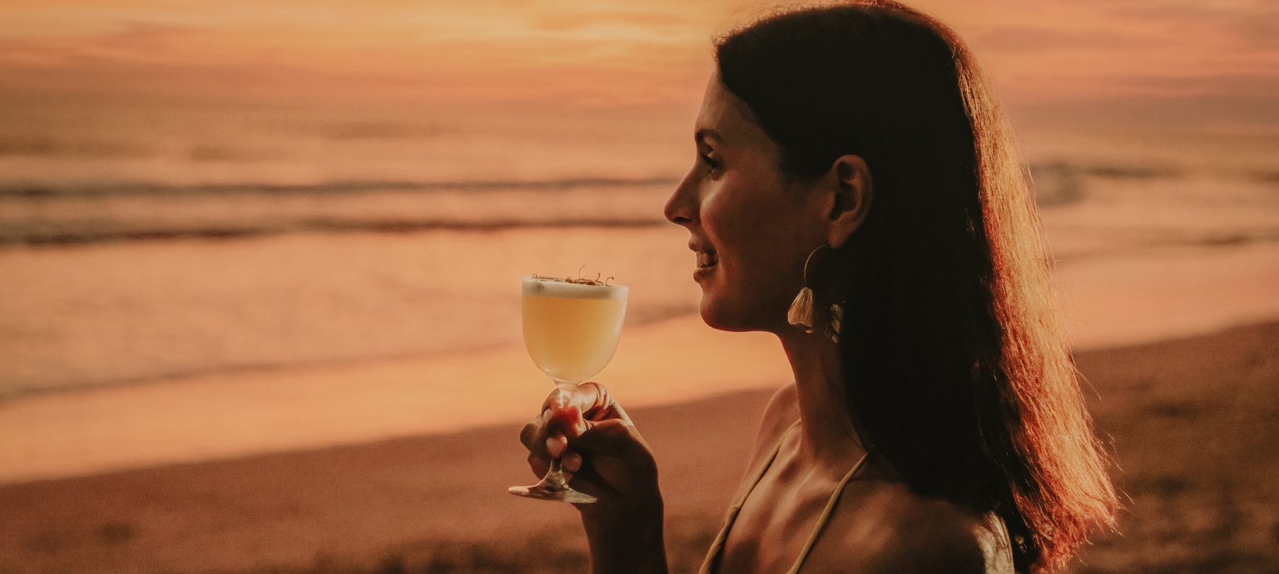 Alunê — A moment by the beach at sunset