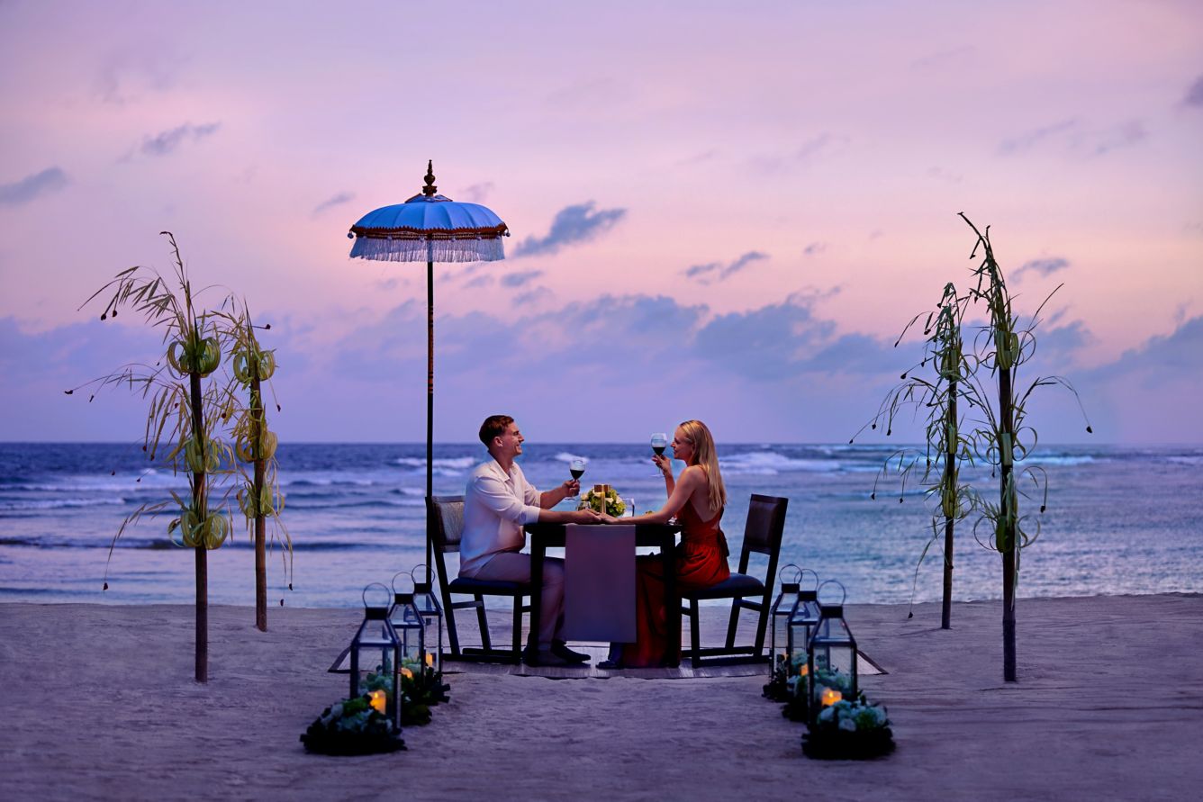 Makan malam romantis pantai yang diatur tersendiri
