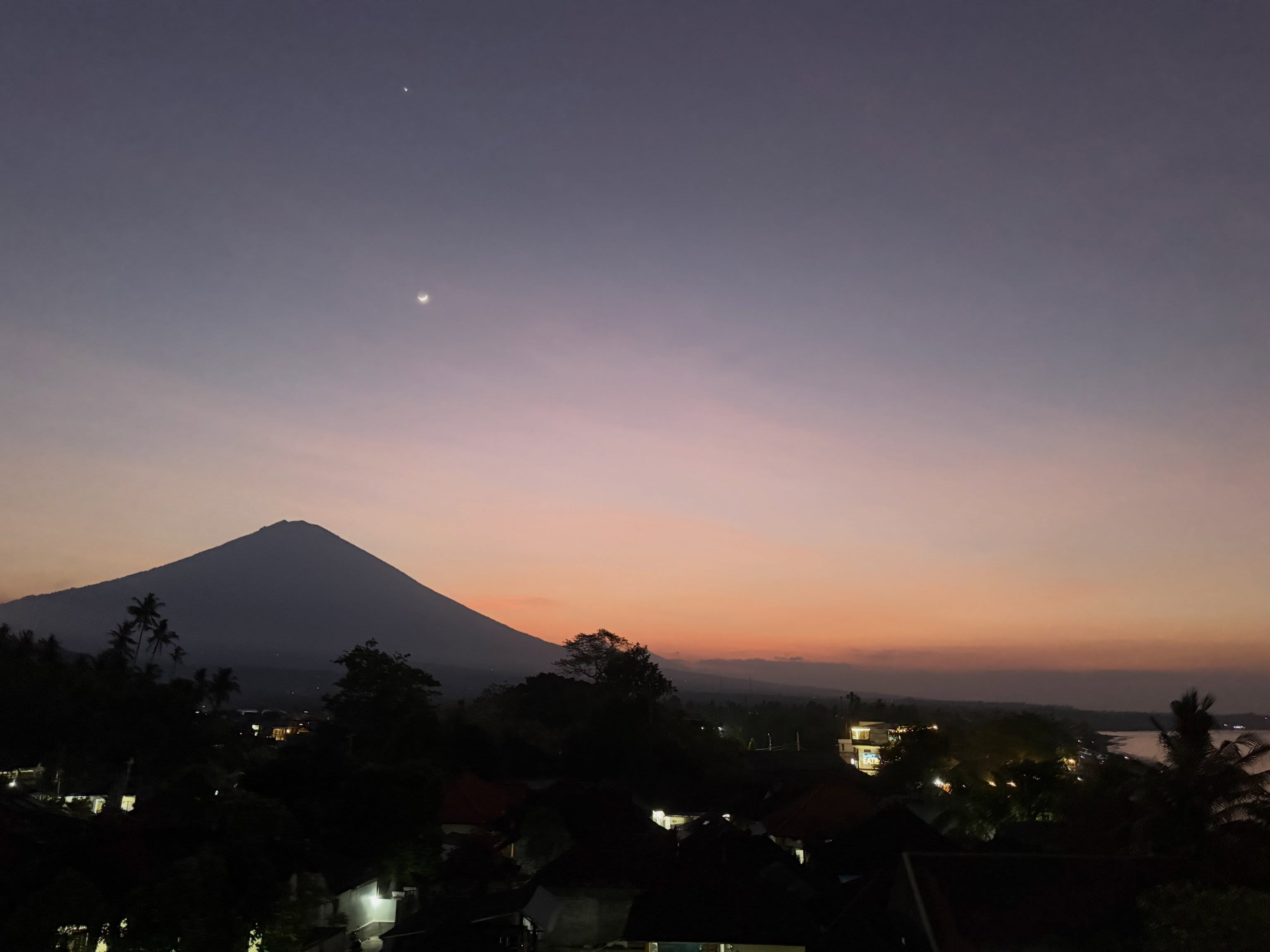 Warna Langit Sore ke Arah Pegunungan