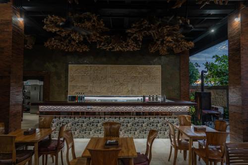 Ruang Makan dengan Ukiran dan Furnitur Kayu