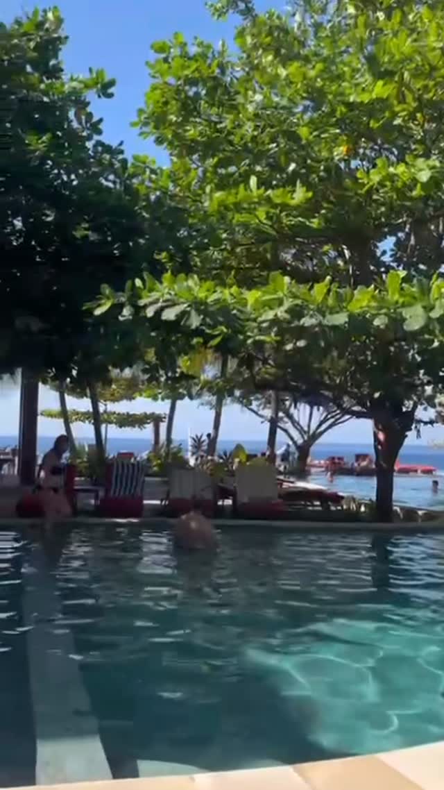 Pemandangan Kolam ke Arah Laut