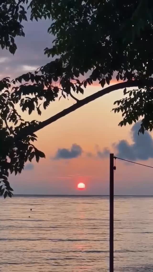 Cahaya Pagi di Laut
