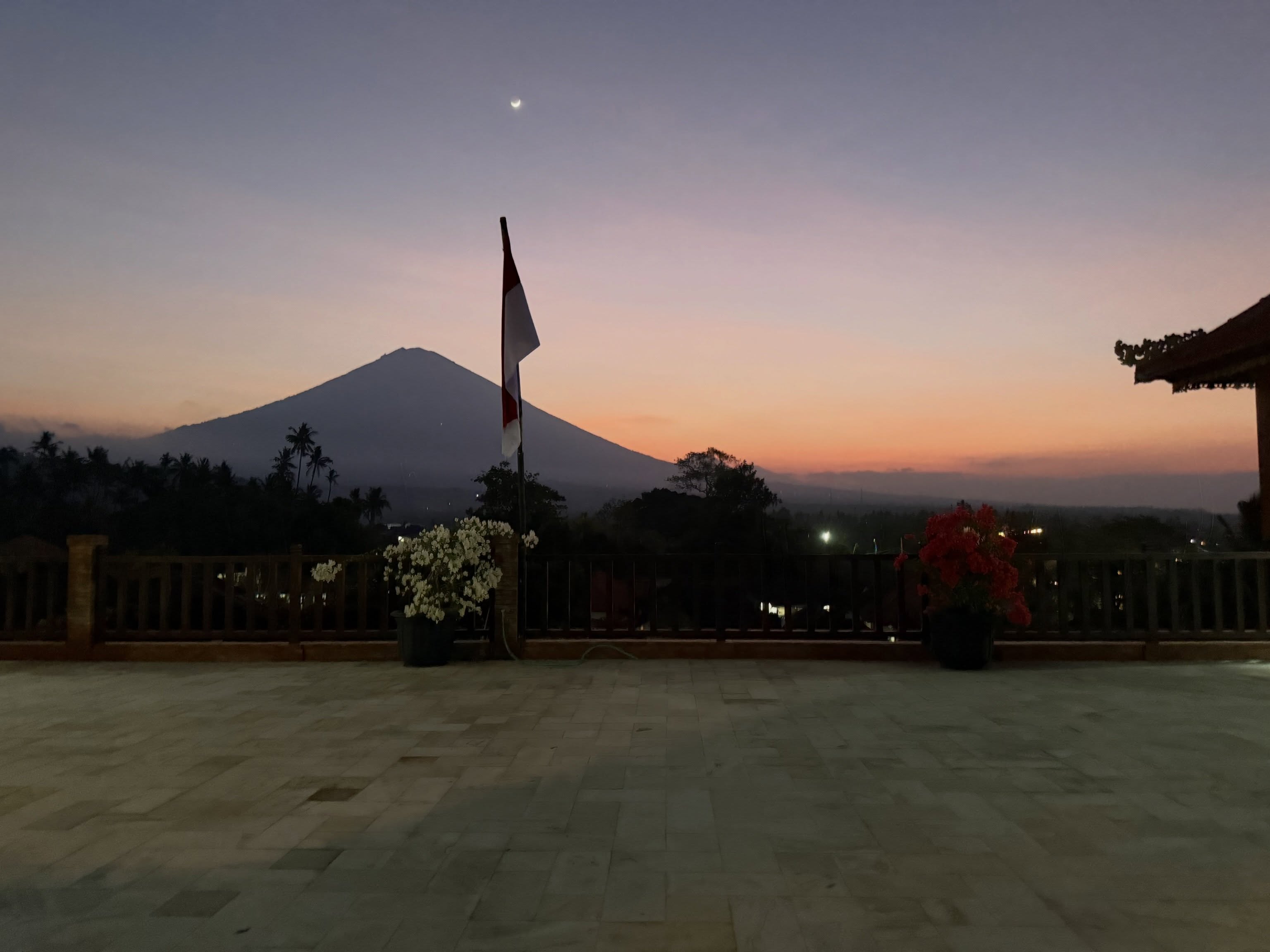 Pemandangan Gunung dari Rooftop