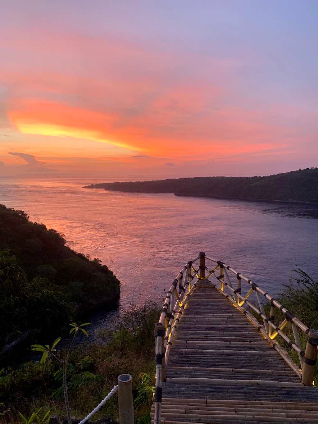 Suasana berdasarkan waktu di Amok Sunset.
