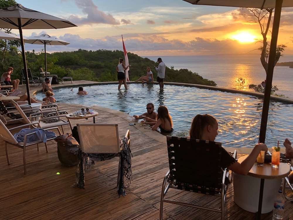 Pool Amok Sunset menghadap teluk saat matahari terbenam