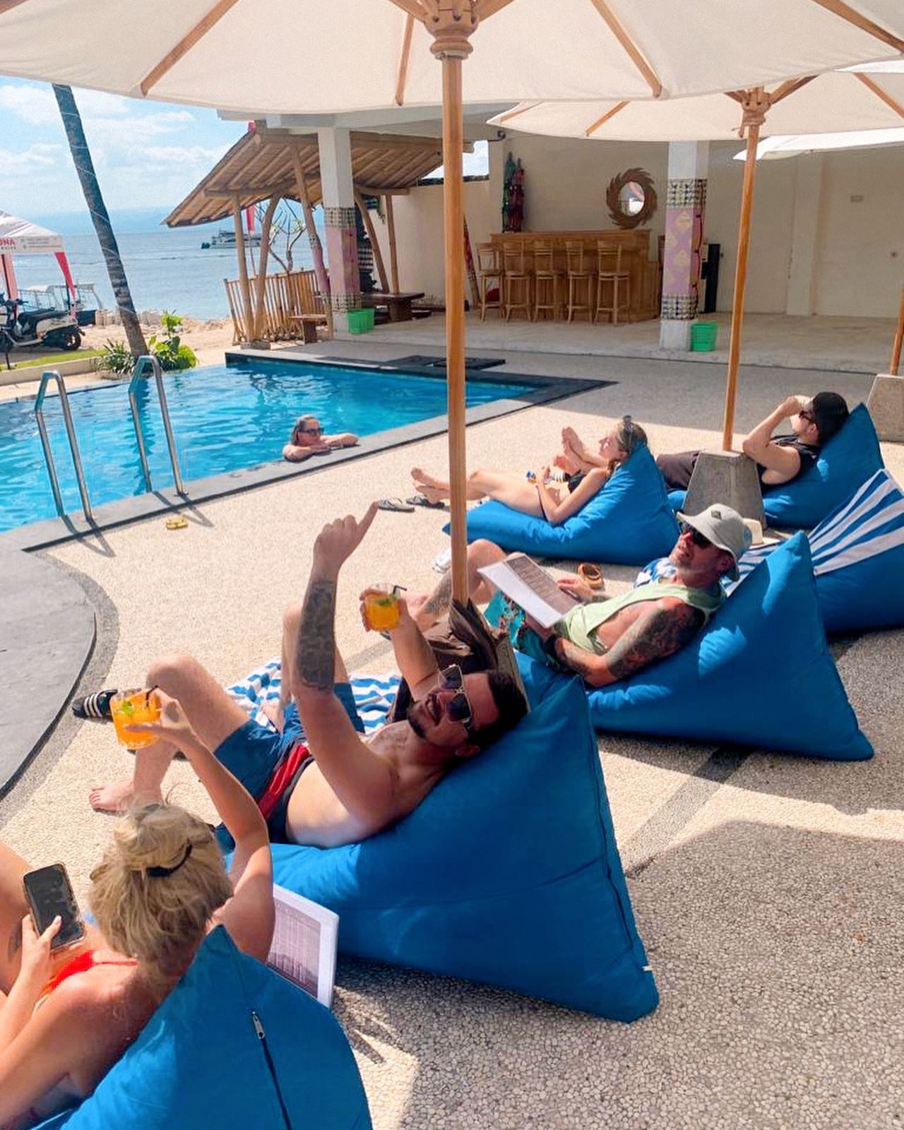 Beanbag di Samping Kolam
