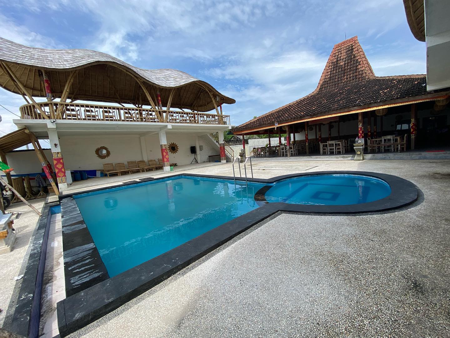 Kolam dan Area Makan