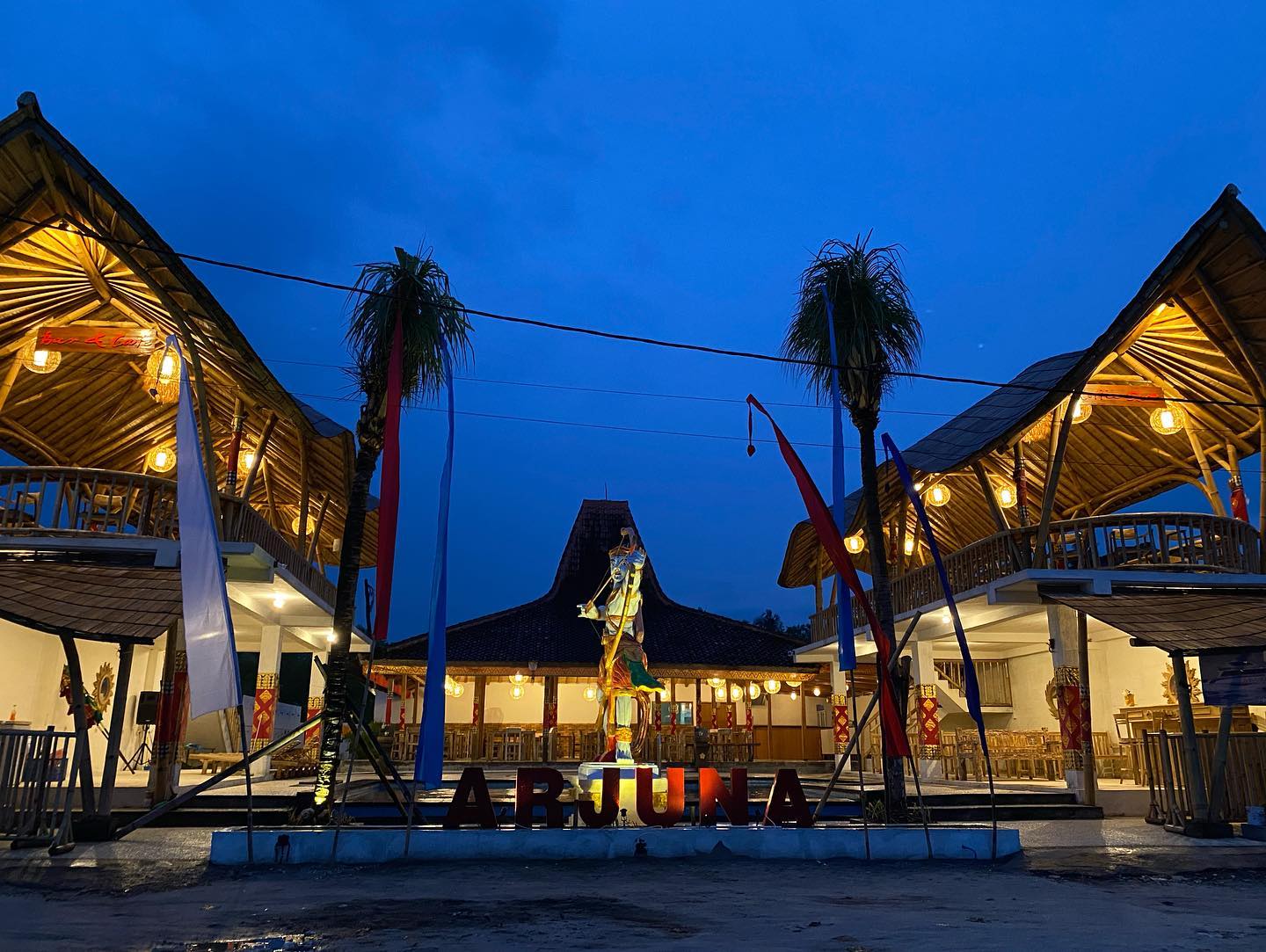 Patung Arjuna dan Bangunan saat Senja