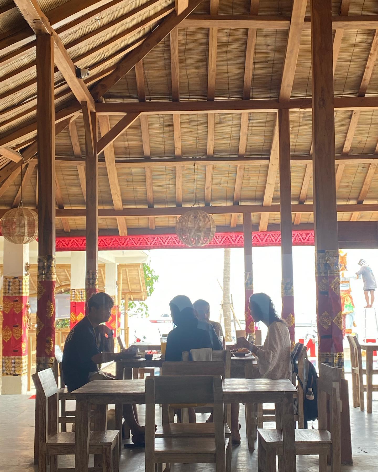 Meja Makan Beratap