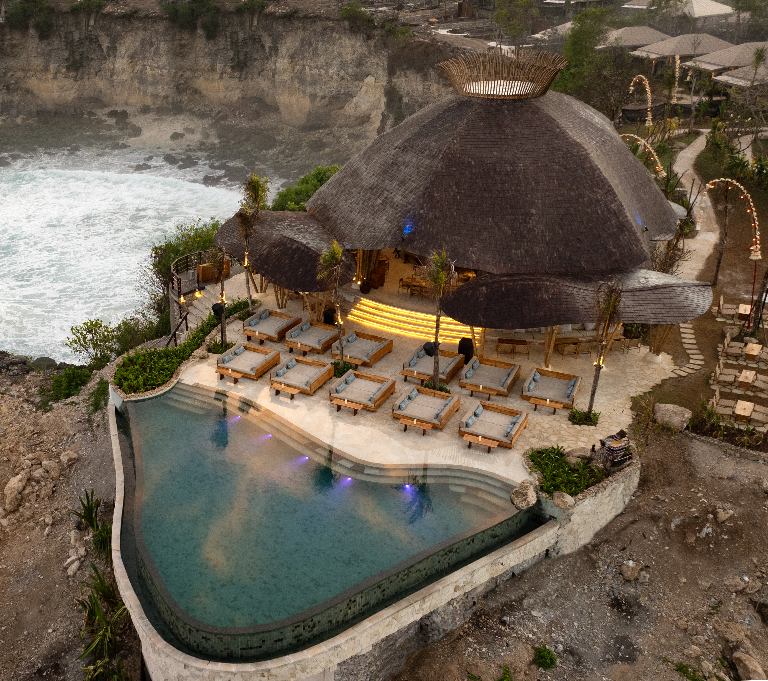 ARNA Ocean Lounge — Lounge dan kolam saat senja