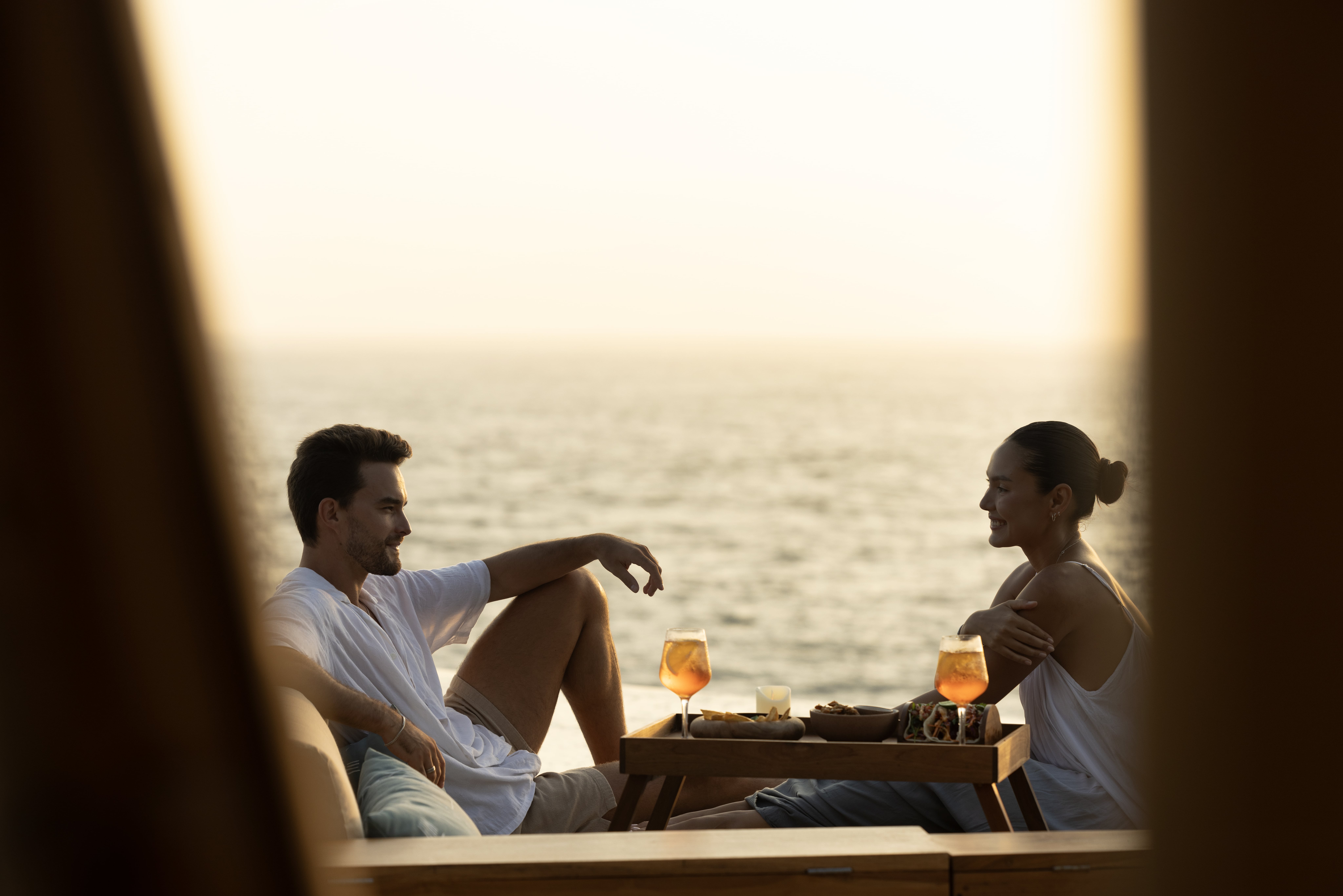 ARNA Ocean Lounge — Suasana lounge menghadap laut