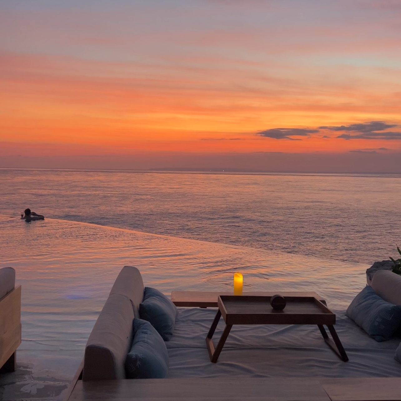 ARNA Ocean Lounge — Lounge dalam cahaya matahari terbenam