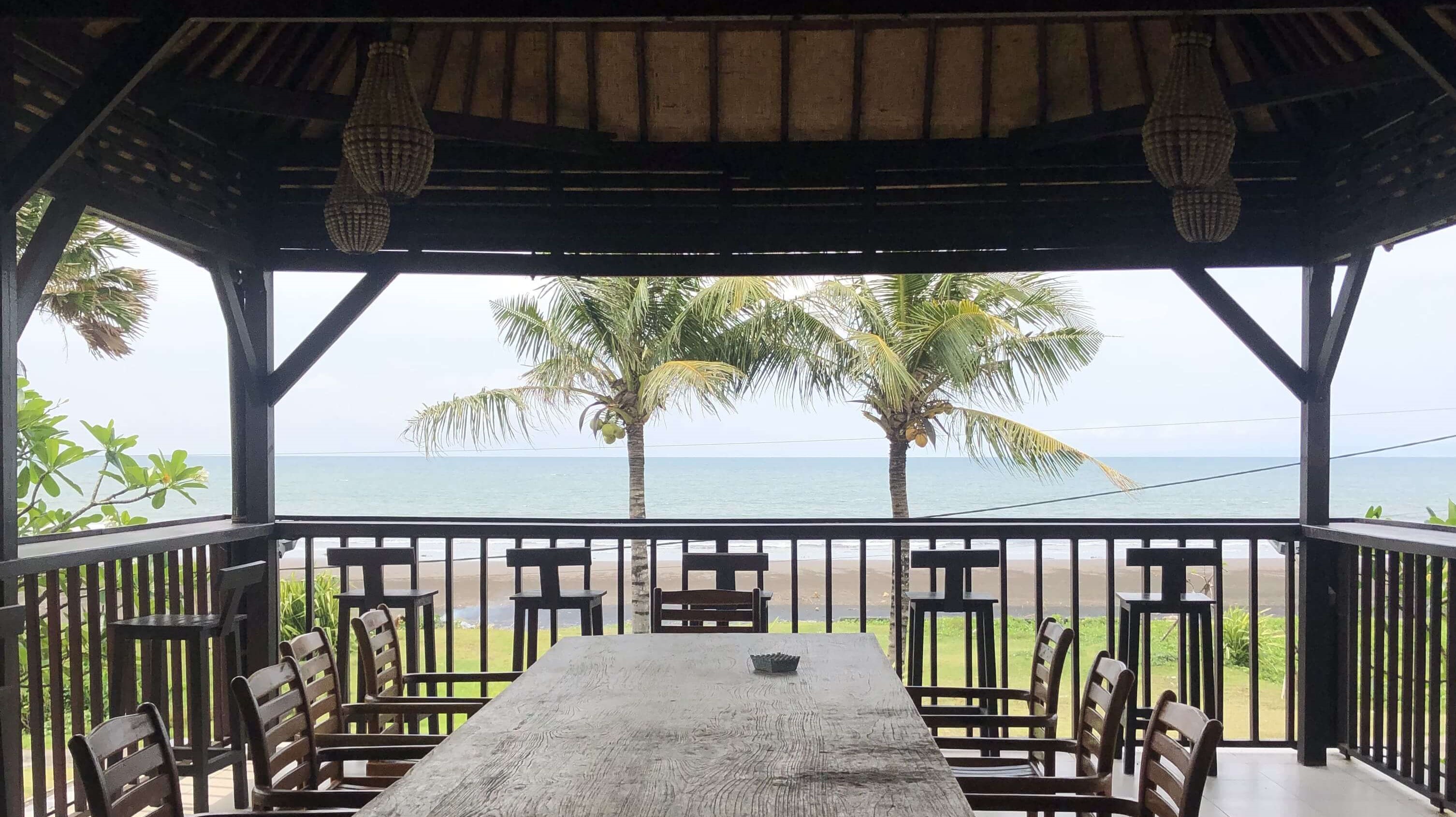 Meja Panjang Teras Menghadap Laut