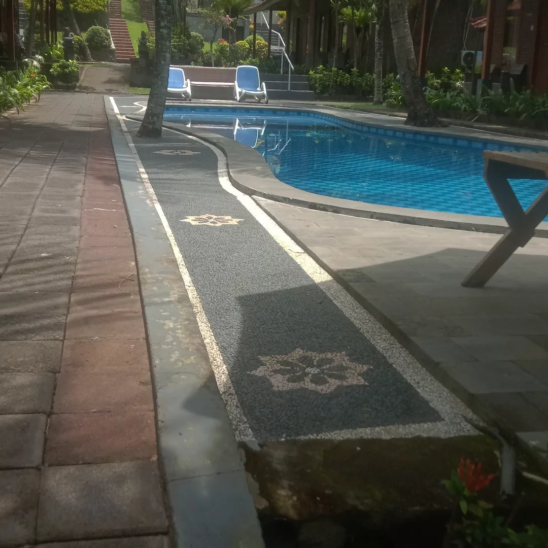 Kursi Rebah Tepi Kolam