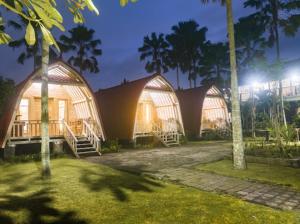 Taman dan Bangunan Lumbung pada Malam Hari
