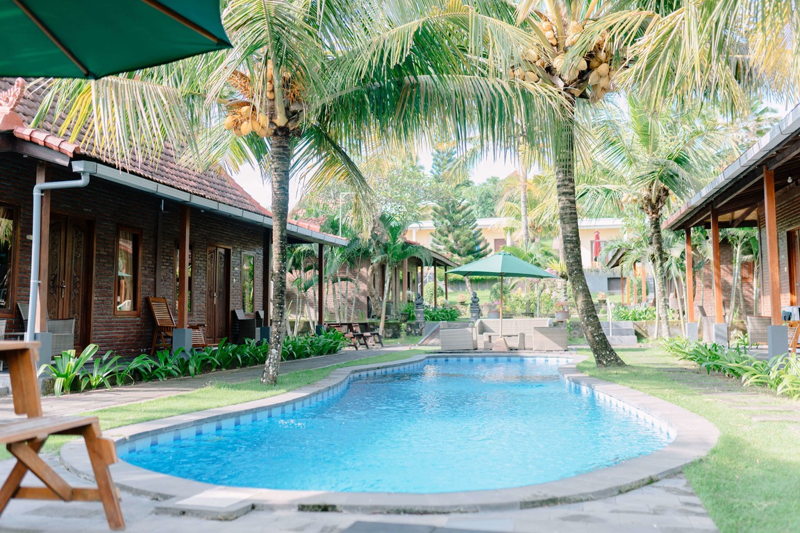 Kolam Melengkung di Antara Taman dan Bangunan