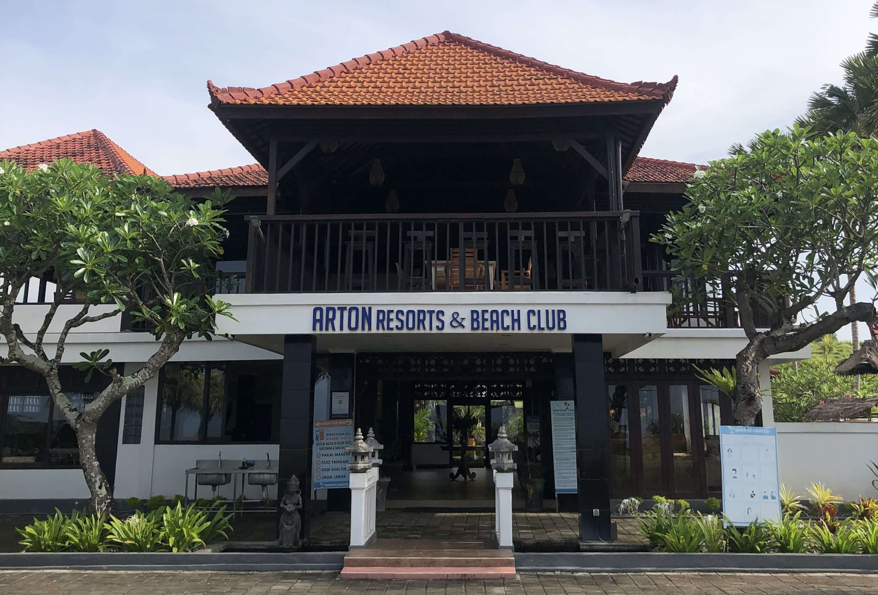 Pintu Masuk dan Bangunan Arton
