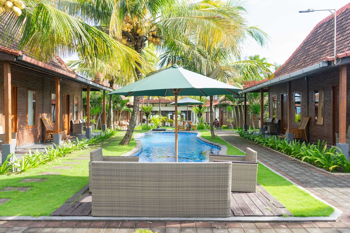 Sofa Tepi Kolam