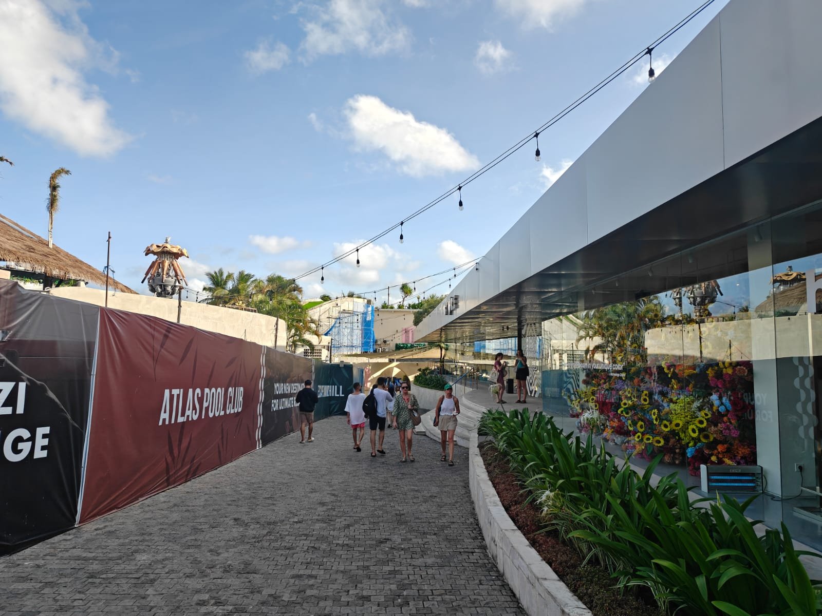 Jalur menuju pintu masuk Atlas Beach Club