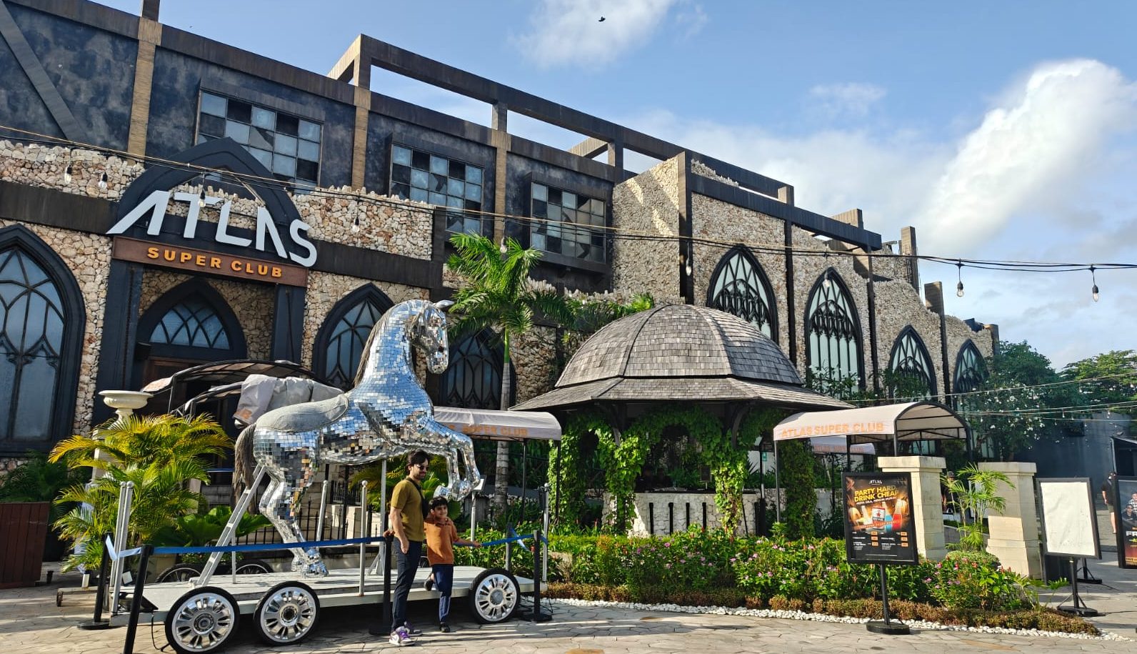 Area masuk dan suasana umum Atlas Beach Club