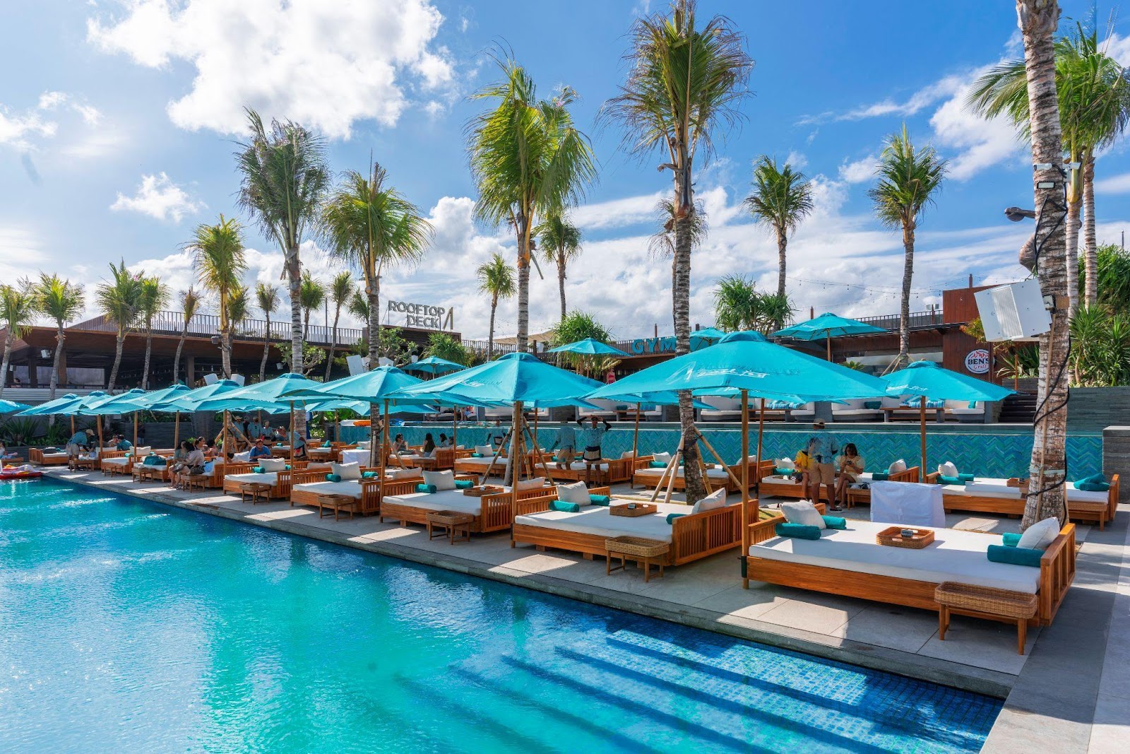 Daybed tepi pool untuk stay siang di Atlas Beach Club