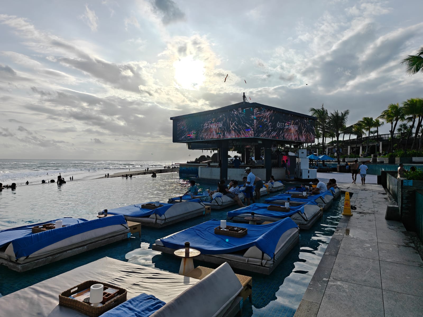 Suasana sunset dan panggung di Atlas Beach Club