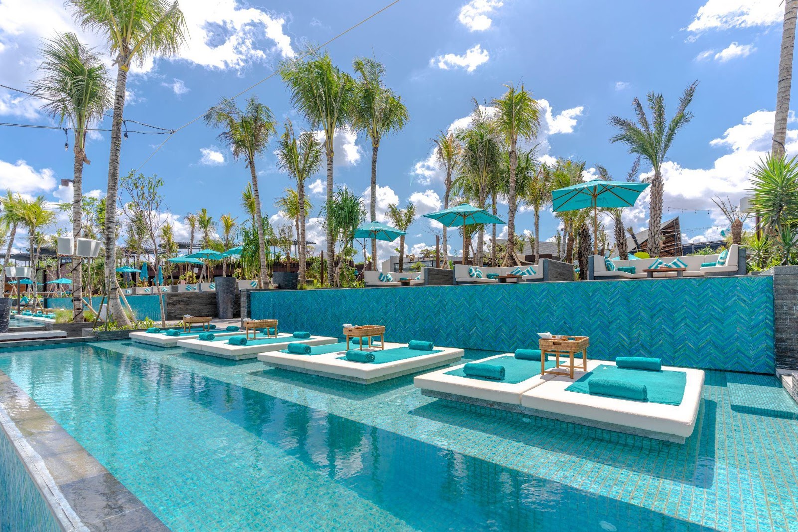 Suasana daybed sisi lagoon di Atlas Beach Club