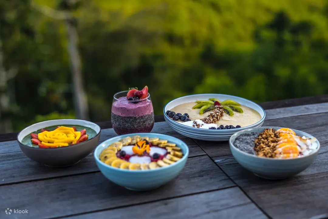 Smoothie bowl dan buah
