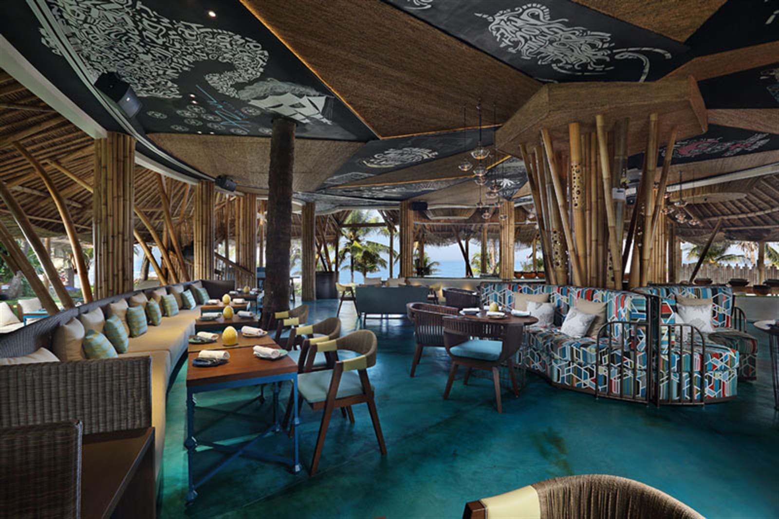 Meja Dining Lower Deck