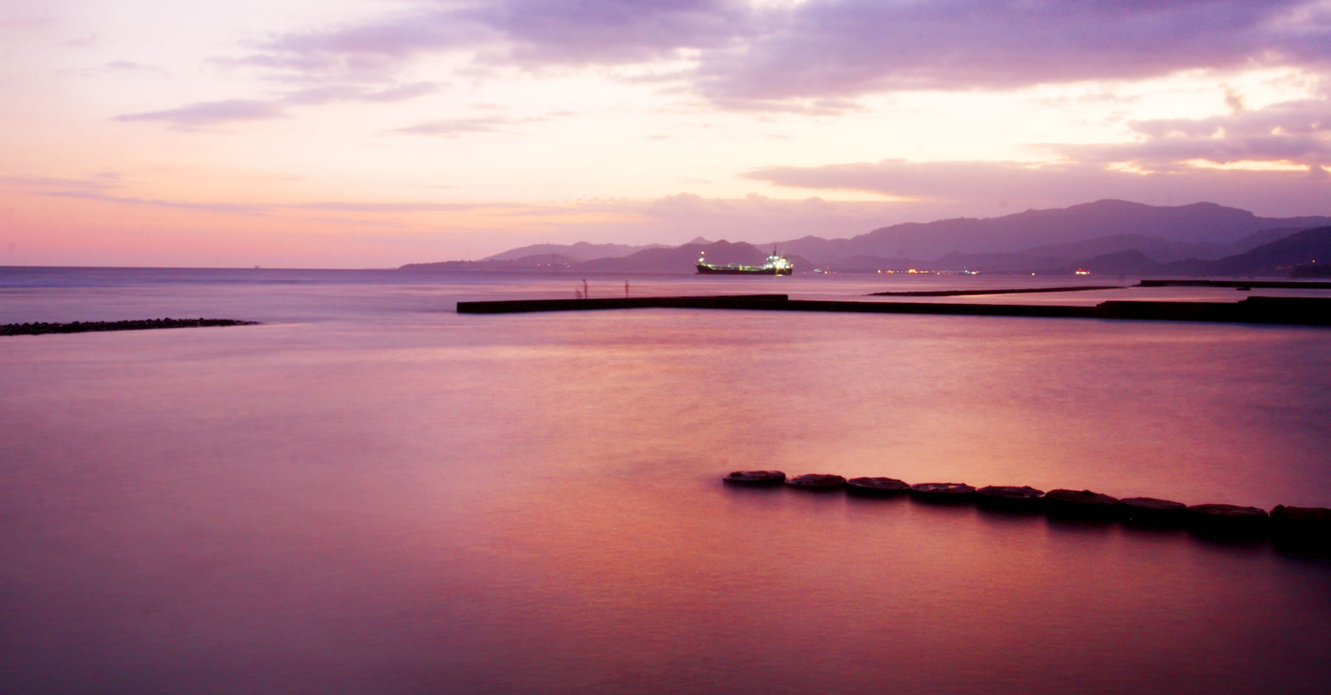 夕方の湾の景色