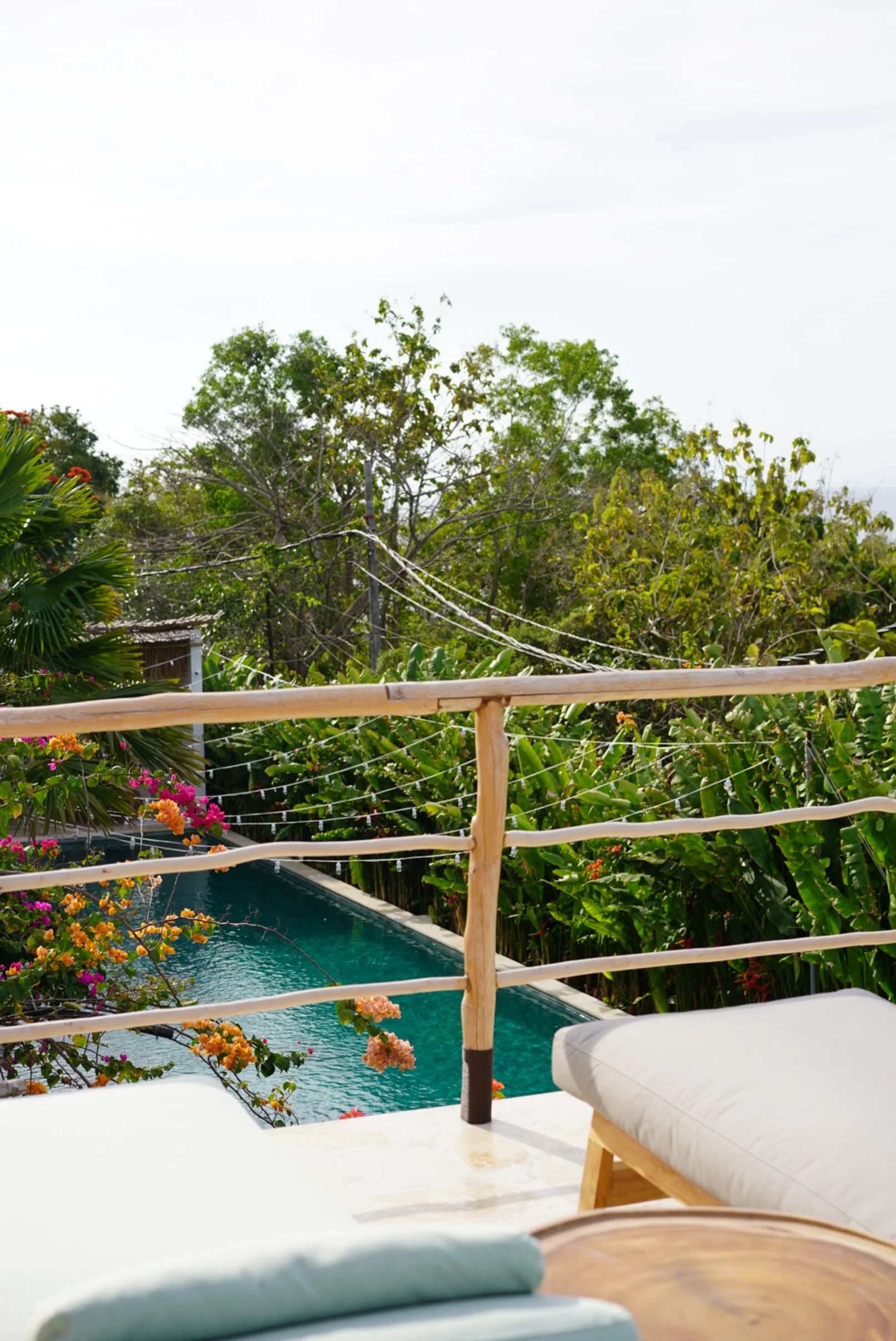 Ocean Deck di atas kolam