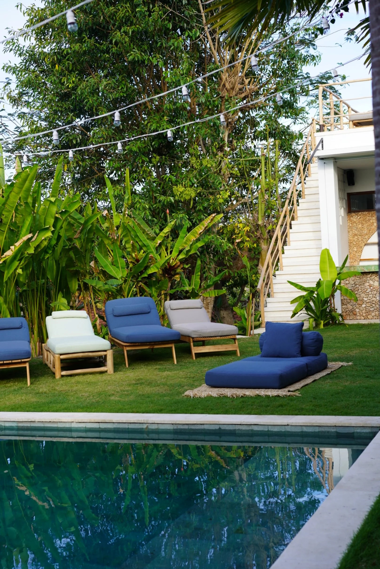 Lounger Tepi Kolam