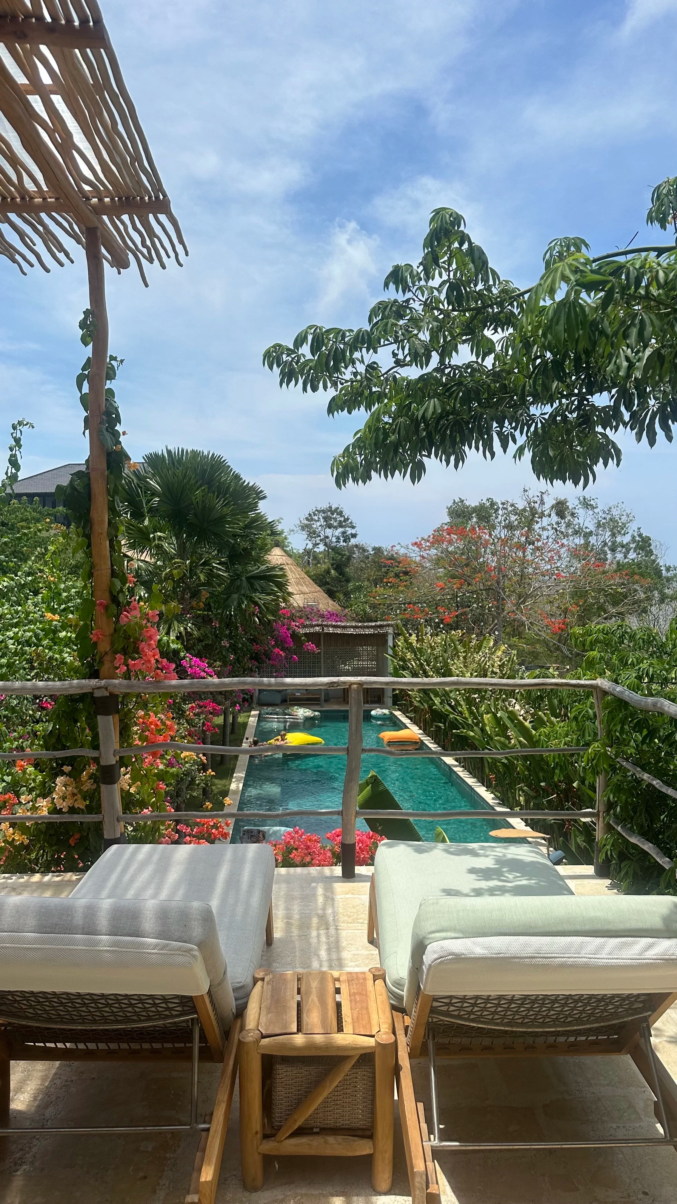 Pemandangan Kolam dari Dek
