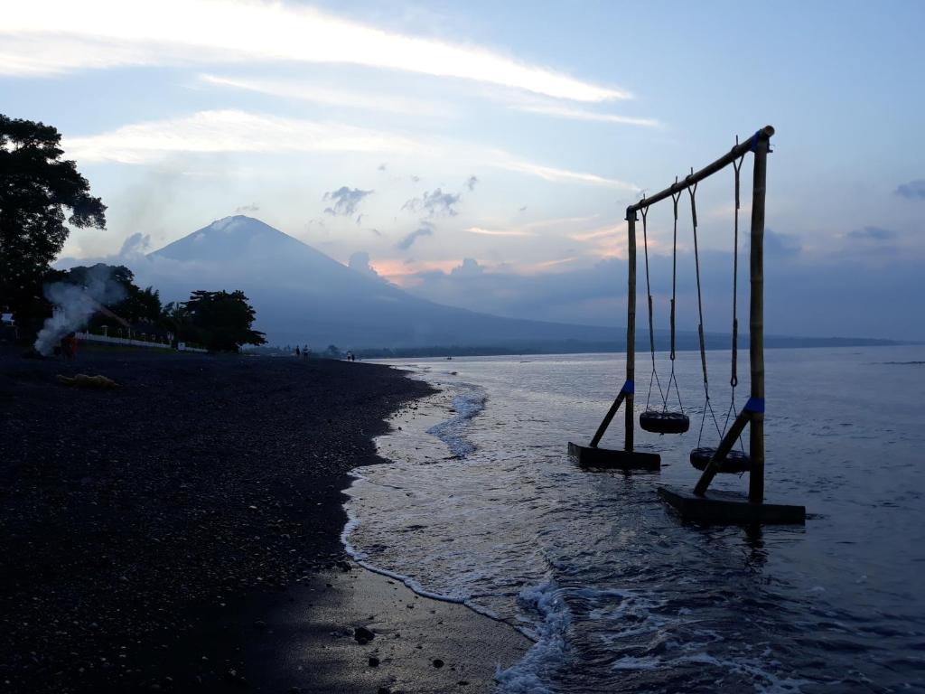 海辺のブランコとアグン山