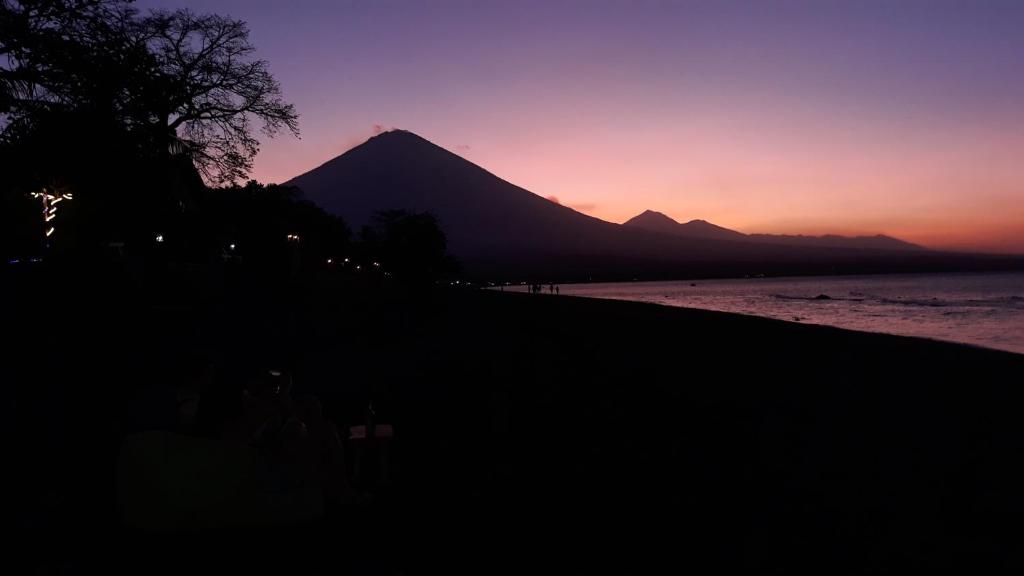 アグン山を望む薄暮