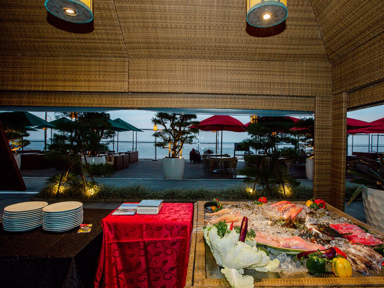 Dining with food displays