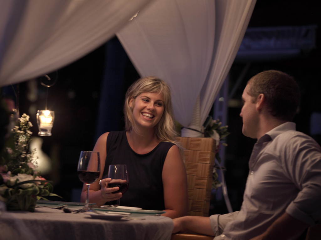Romantic dinner atmosphere at Puri Santrian by the beach