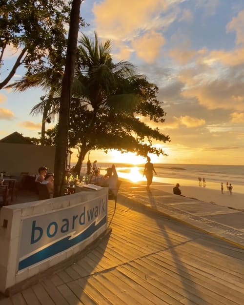 The Boardwalk Restaurant & Beach Club — ビーチ沿いに差し込む夕日