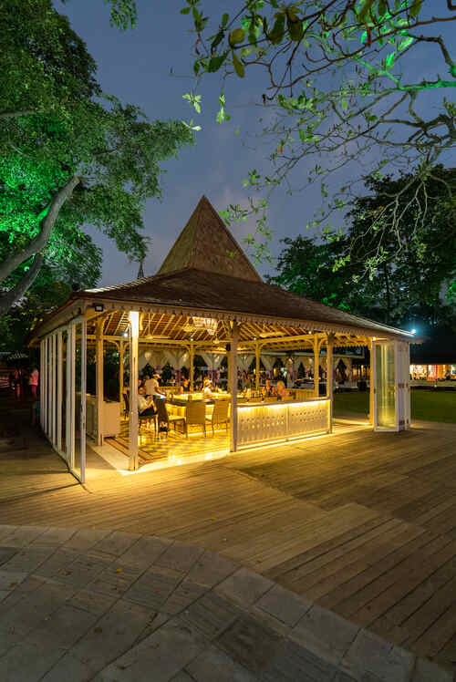 The Boardwalk Restaurant & Beach Club — 夜に灯るパビリオン