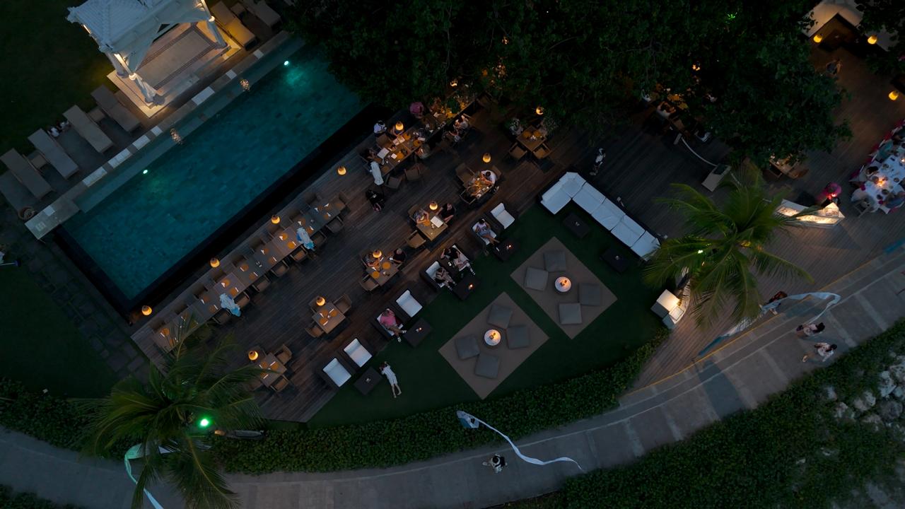 The Boardwalk Restaurant & Beach Club — 夜のレストランとプール