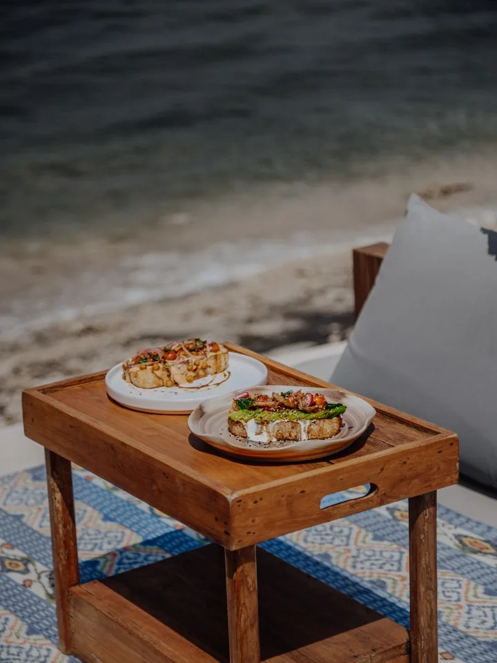 Makan di Beach Bed