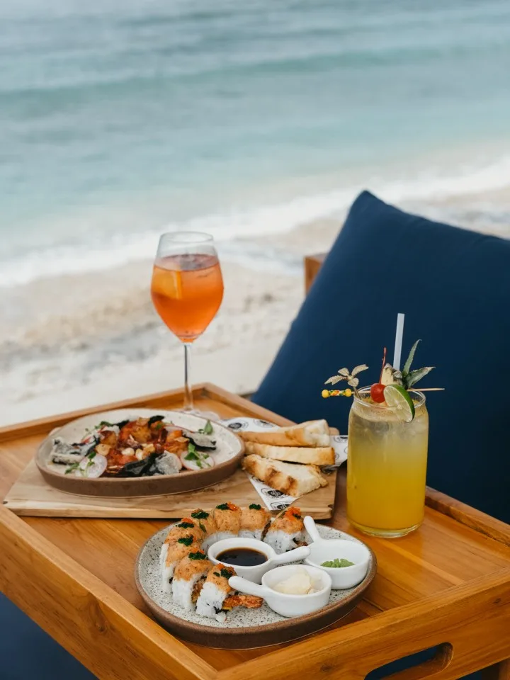 Makan Sushi Menghadap Laut