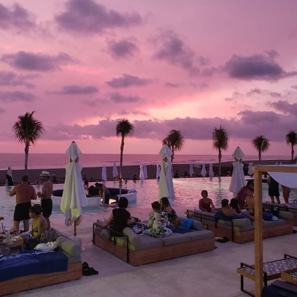 Cafe del Mar Bali — Pink sunset sky above the seaside lounge