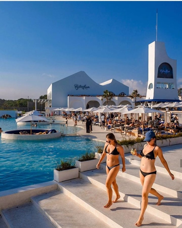 Cafe del Mar Bali — Poolside during the day