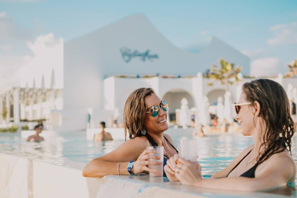 Cafe del Mar Bali — Time at the swim-up bar