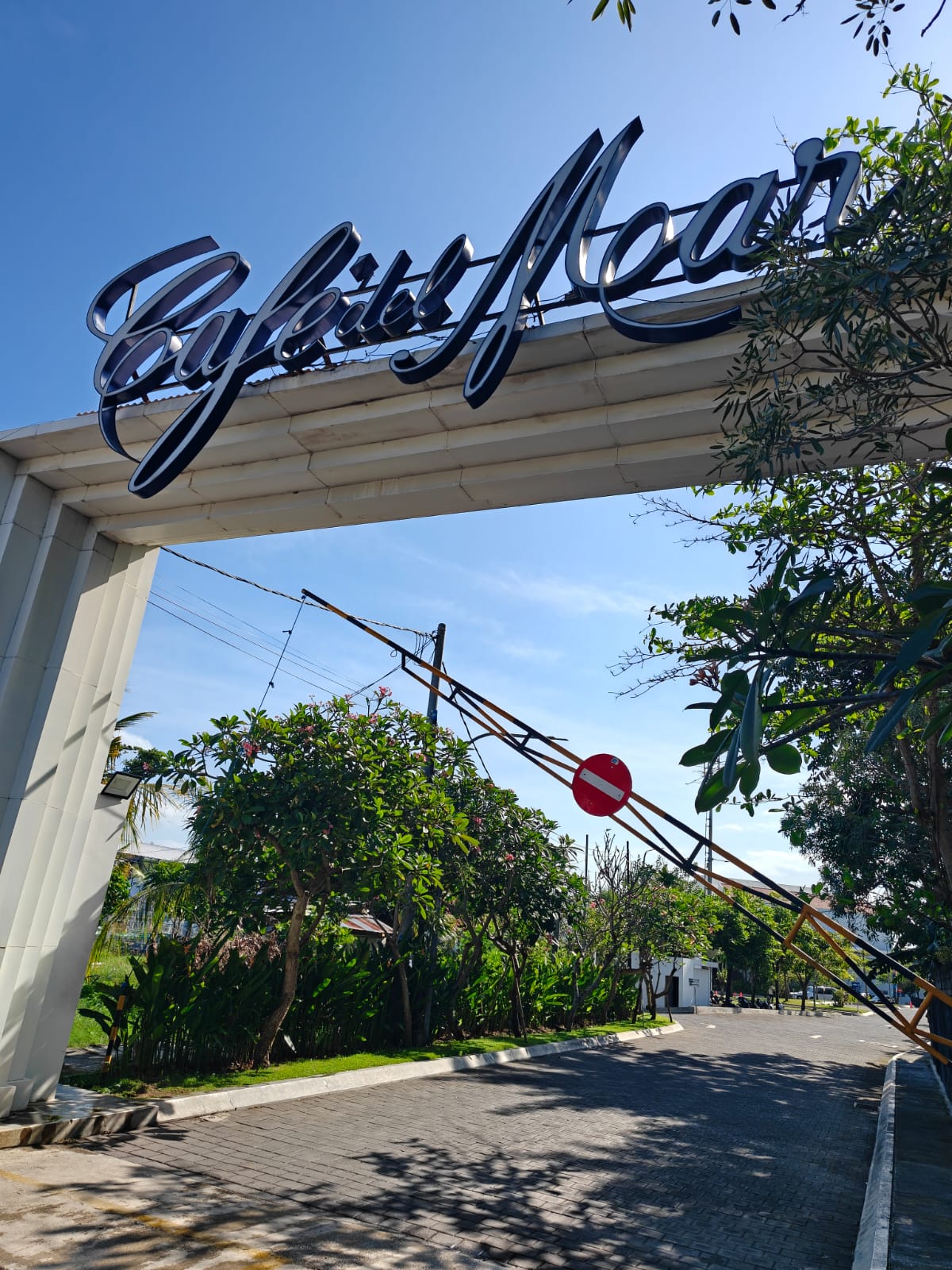Entrance dan arsitektur resort putih Cafe del Mar Bali
