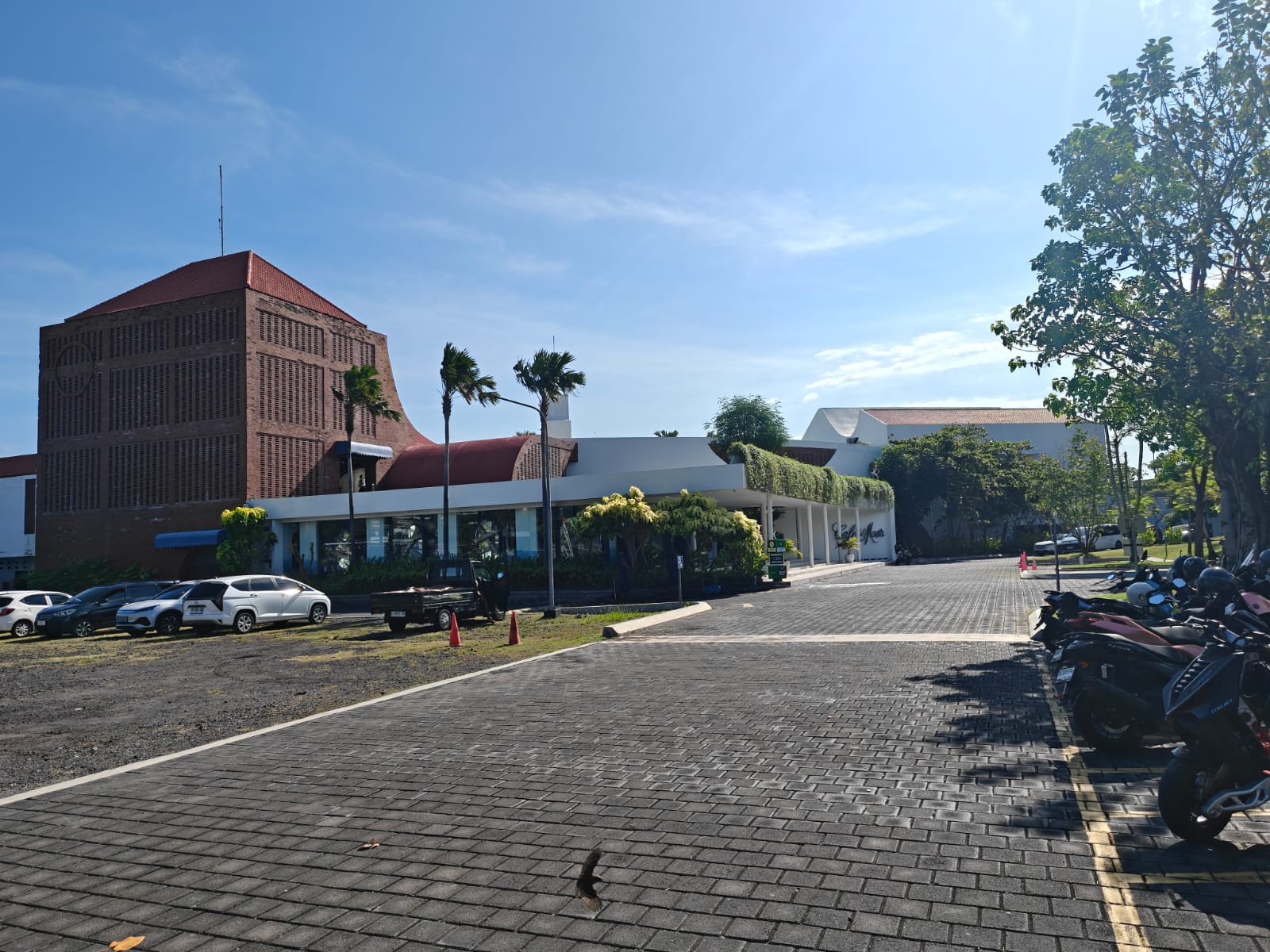 Pool besar dan suasana sisi laut Cafe del Mar Bali