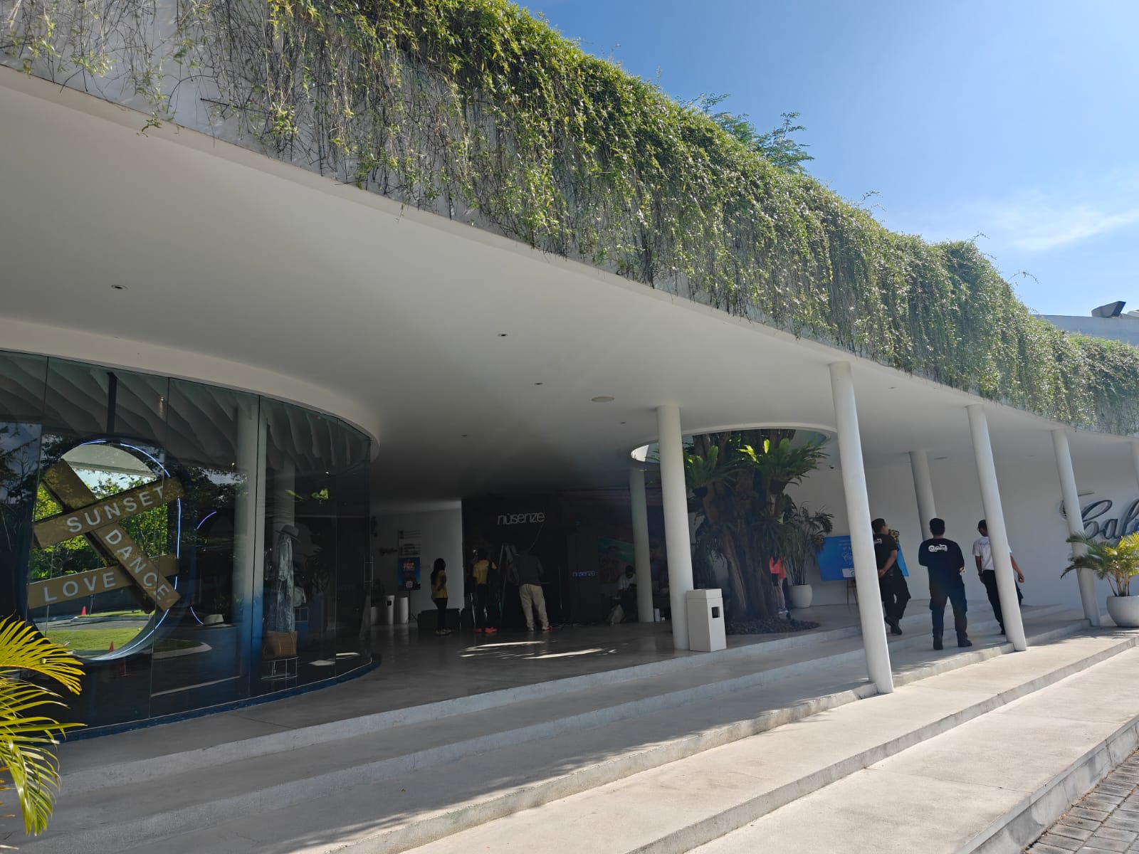 Arsitektur putih dan area poolside Cafe del Mar Bali
